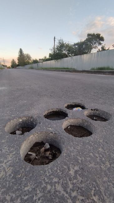 Вы будете смеяться, но дорогу от Борисовского шоссе в сторону Ногинки, о которой мы писали ранее, до сих пор..