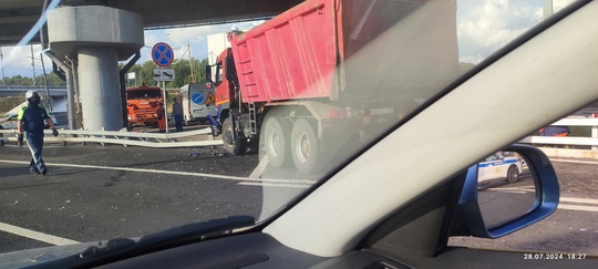 ❗️ДТП на МКАДе у съезда на Ленинградку в сторону Химок  Грузовик с прицепом, на котором экскаватор, вылетел..