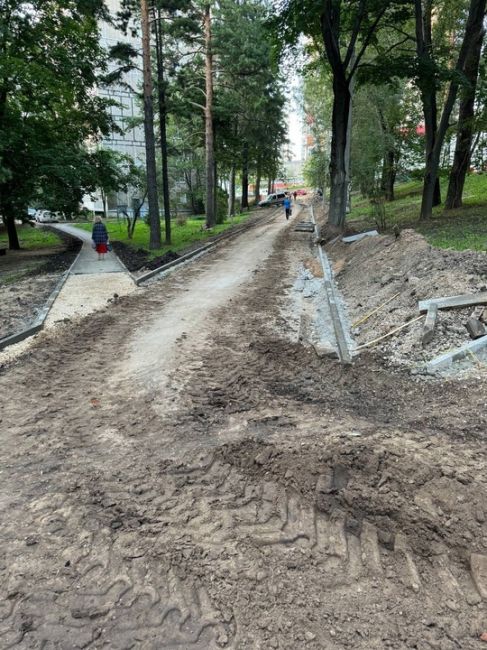 На улице Северная пешеходные дорожки делают также третий месяц подряд 🤯  Проблема массовая по всему..