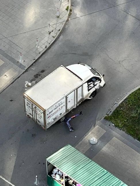 Сегодня  😳Два подростка на одном самокате влетели на полной скорости в Газель во дворе дома на Проспекте..