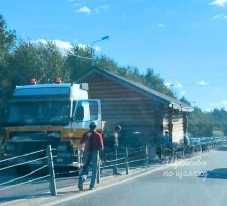 Домик застрял на дороге в Литвиново и сломал заграждение  Фото: тг канал..