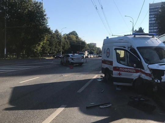 Сегодня около 6.00 возле одного из домов на улице Кирова произошло ДТП. Такси влетело в в скорую помощь, обе..