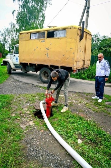 Сотрудники МУП «Водоканал» залили в пруд на Северном несколько тысяч кубов чистой воды, чтобы обновить..