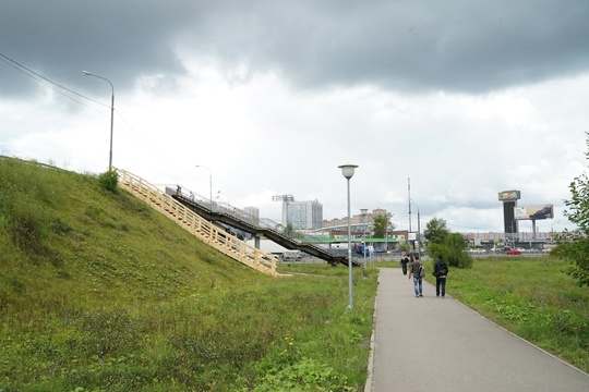 Временный дублер лестницы у моста на Ленинградском шоссе уже готов 🚧 
Напомним, что лестницы через..