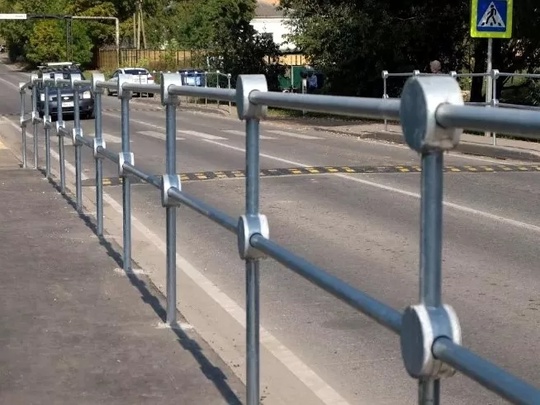 Барьерами ограничили пешеходов в Богородском округе.  Специалисты «Мосавтодора» восстановили поврежденные..