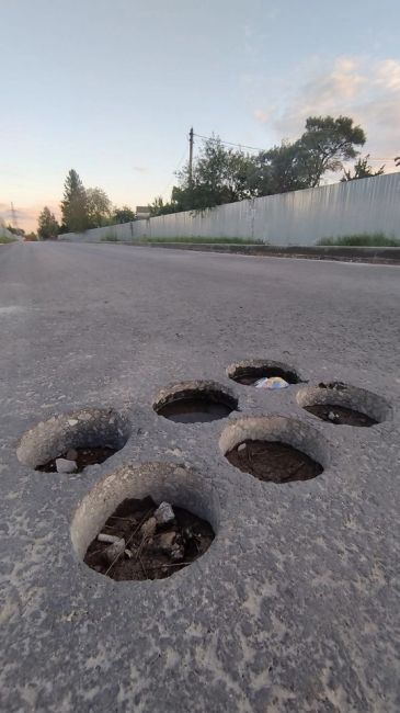 Вы будете смеяться, но дорогу от Борисовского шоссе в сторону Ногинки, о которой мы писали ранее, до сих пор..