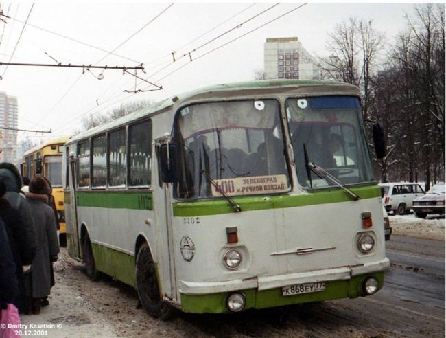 В 2001 году пассажиры зелёного ЛАЗ, следовавшего от Речного вокзала, возвращаются домой на 400-м..