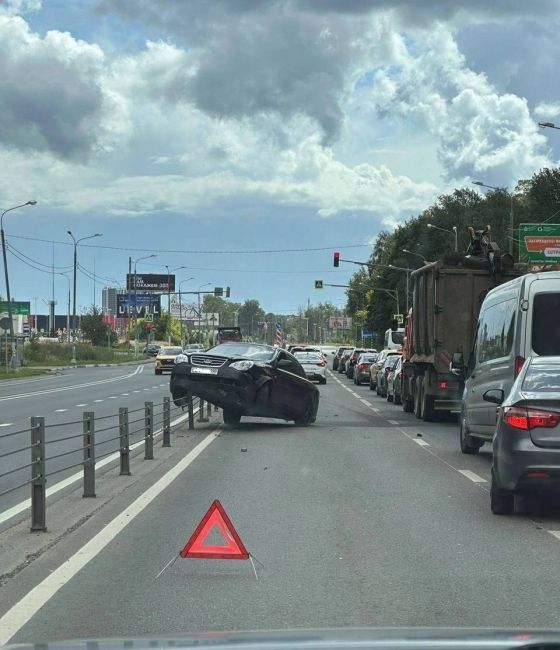 🚘На Пятницком шоссе легковой автомобиль застрял на..