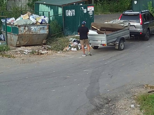 В Сергиево-Посадском округе вычисляют нарушителей, которые выбрасывают строительный мусор в мусорные..