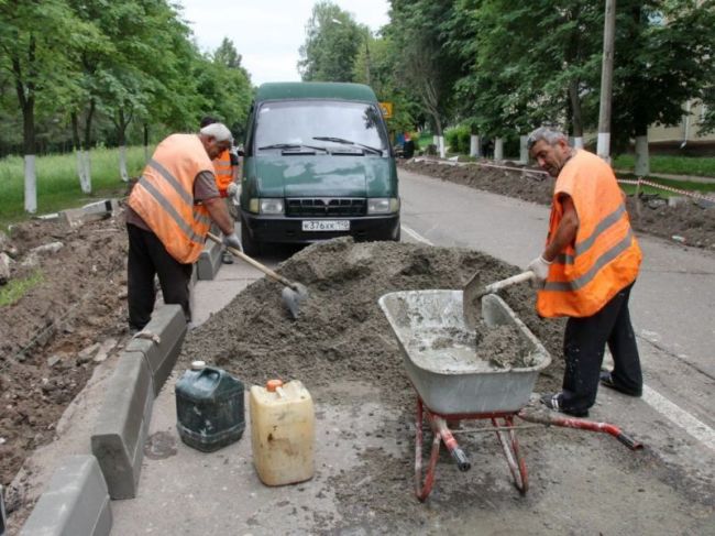 На улице Коминтерна в Пушкино были установлены новые бордюры вдоль дороги.  Специализированные службы..