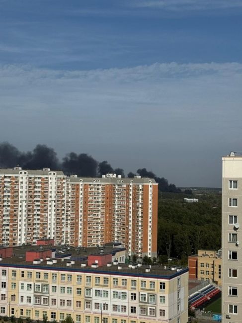 ⚡В Видном начался пожар на коксогазовом заводе 
Дым идет в сторону южных окраин Москвы. На место ЧП едут..