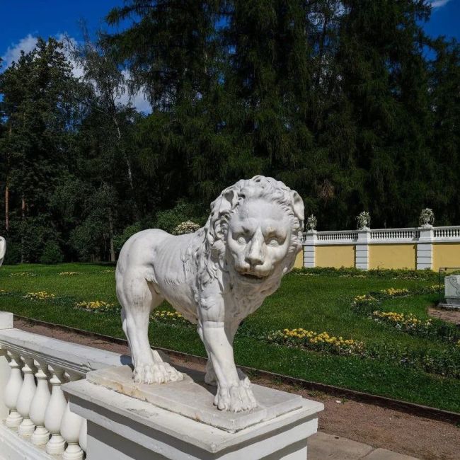 Крупнейшее собрание подлинной мраморной скульптуры в Архангельском, гармонично вписанное в садовое..