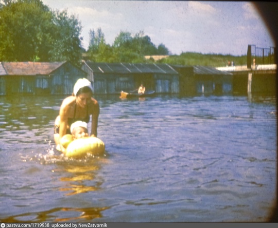 Залив реки Химка на Ленинском проспекте в районе ЖК Правый берег в 1975 году 🔥  Да, раньше здесь люди даже..