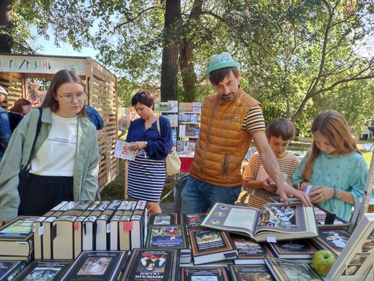 🍎🍏 Сегодня в Коломне проходит традиционный и долгожданный XII Международный яблочно-книжный фестиваль...