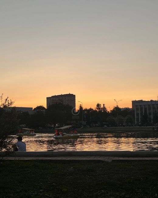 Тихий субботний вечер в центре именинника..