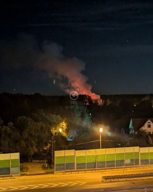 В Дубках (напротив поселка ВНИИССОК) произошел сильнейший пожар в частном секторе..