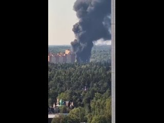 🔥В Одинцово произошёл крупный пожар — загорелась многоуровневая парковка.  Пострадал как минимум один..