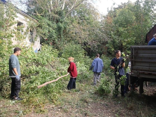 🧹 На территории старинной усадьбы в Коломне провели субботник  На территории объекта культурного наследия..