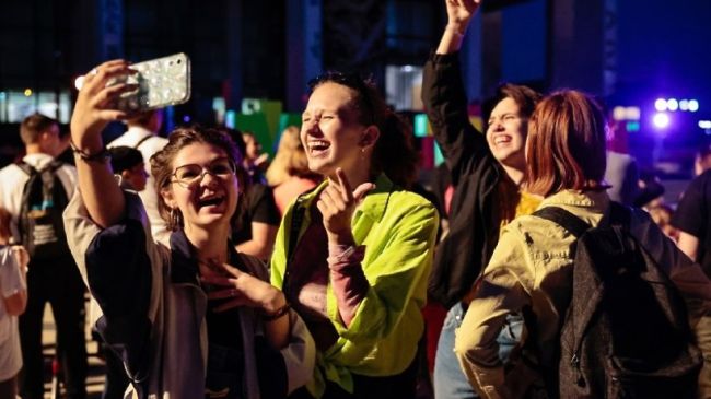 РетроПляски зажгли вечернюю площадку в Мытищах  Несколько поколений мытищинцев, в том числе и в ярких..