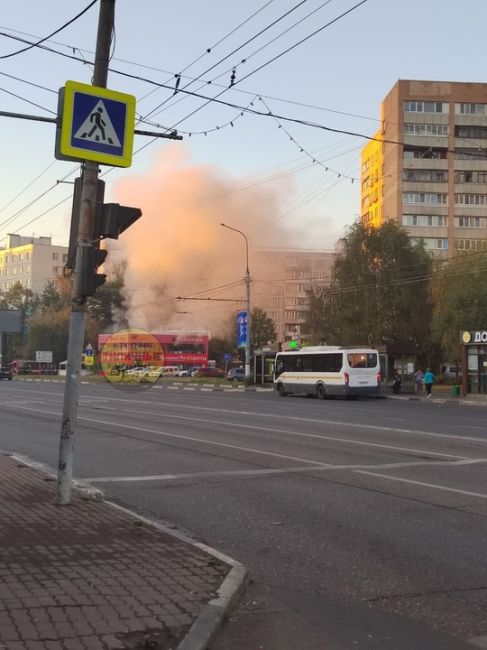 ⚡️⚡️Этой ночью загорелось здание 51к1 на Юбилейном  Там куча разной коммерции. Но изначально пожар пошел с..