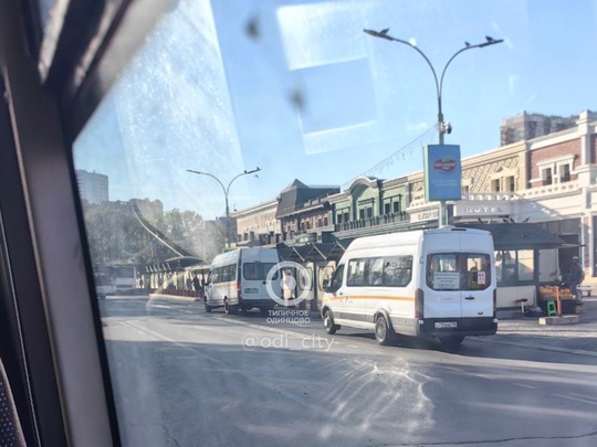 На Привокзальной площади Одинцово кладут новый асфальт, поэтому посадка пассажиров сейчас производится на..