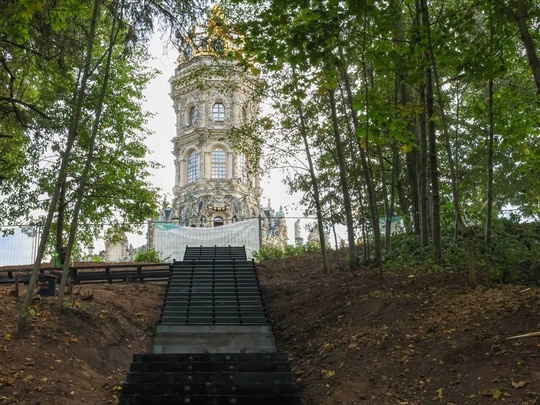 В поселке Дубровицы продолжается благоустройство Певческого поля по госпрограмме Московской области..