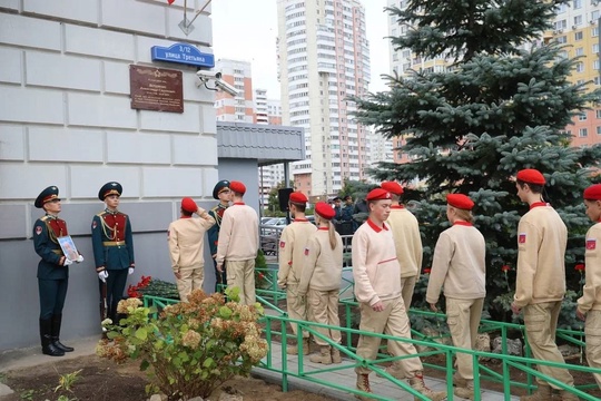 Александр Вершинин родился в Казахстане в 1978 году. Затем он переехал к своему брату в Балашиху. После начала..