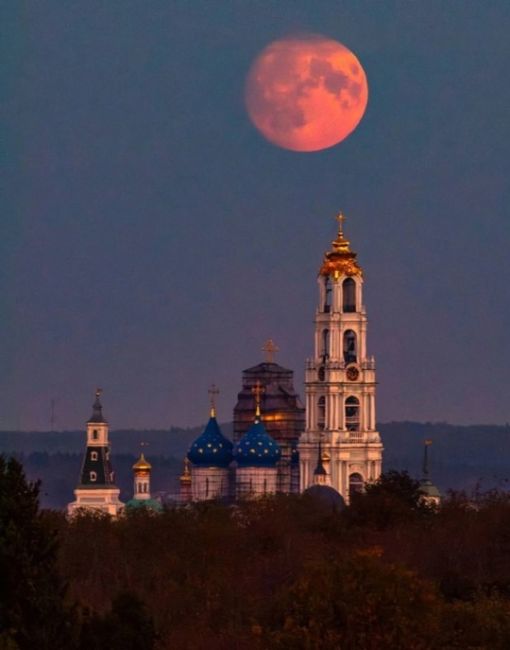 Сегодня ночью можно будет увидеть частное лунное затмение  Заметно затмение будет с 5:10 до 6:15 утра...