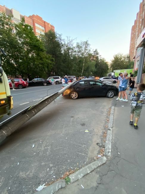 На Семашко столб упал на автомобили никто не..