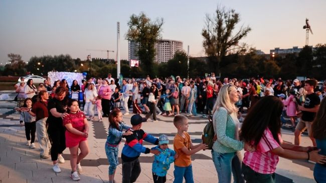 РетроПляски зажгли вечернюю площадку в Мытищах  Несколько поколений мытищинцев, в том числе и в ярких..