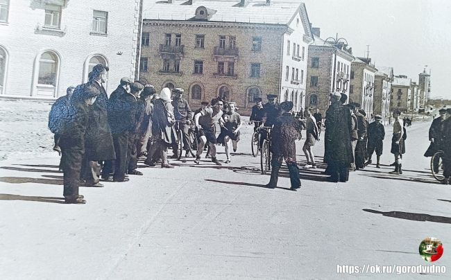 1950е. 
- Динамо бежит? 
- Все бегут! 
Передача эстафеты на Заводской улице.  Источник:..