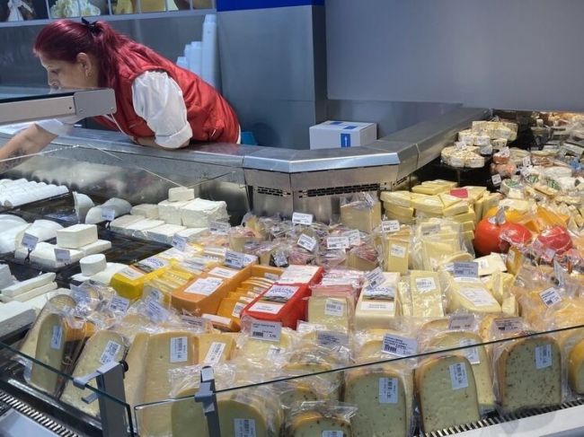 Рост цен на молочную продукцию в Подмосковье составил сорок и более процентов  Об этом сообщает..