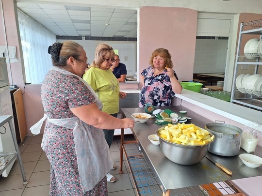 👩‍🍳 Учителя и ученики Емельяновской школы отправили в зону проведения СВО очередную партию вкусных..