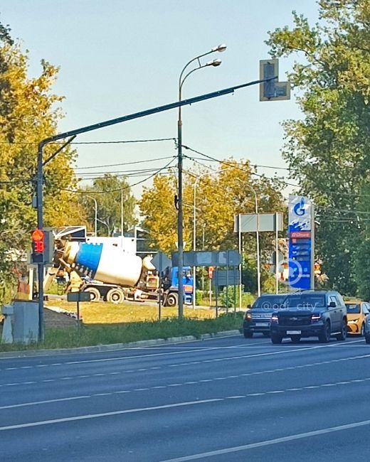 АЗС "ОРТК" при въезде в Одинцово (со стороны Москвы) медленно превращается в "Газпромнефть"..