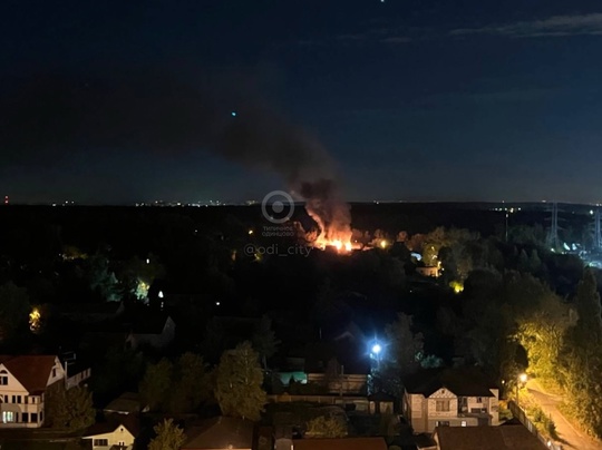 В Дубках (напротив поселка ВНИИССОК) произошел сильнейший пожар в частном секторе..