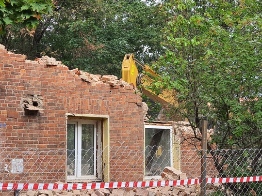 УХОДИТ "ЭПОХА" 😮
В мкр.Зелёновка сносят сгоревший..