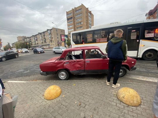 ДТП с участием автобуса «Мострансавто» (27 маршрут) и «Жигуями» на Ворошилова. О пострадавших не..