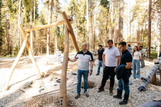 🌱 Максим Красноцветов с коллегами оценил темпы благоустройства лесопарка «Северный» в Пушкино.  Работы..