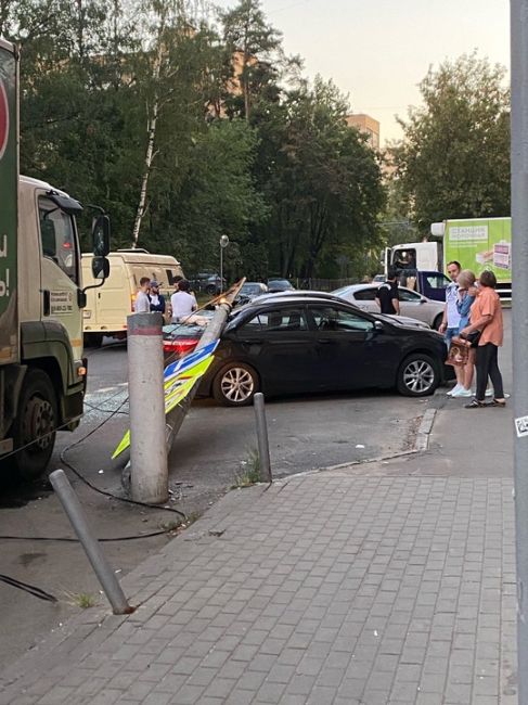 На Семашко столб упал на автомобили никто не..