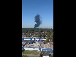 🔥В Одинцово произошёл крупный пожар — загорелась многоуровневая парковка.  Пострадал как минимум один..