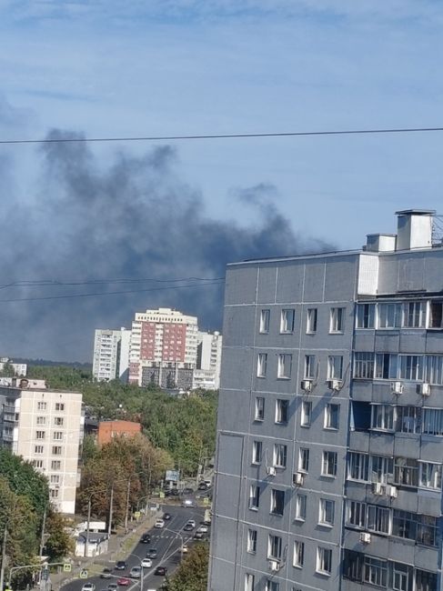 ⚡В Видном начался пожар на коксогазовом заводе 
Дым идет в сторону южных окраин Москвы. На место ЧП едут..