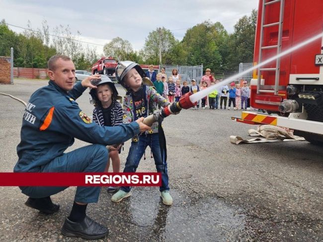 Детям в Красноармейске объяснили, как большой красный «танк» содействует пожарным в их..