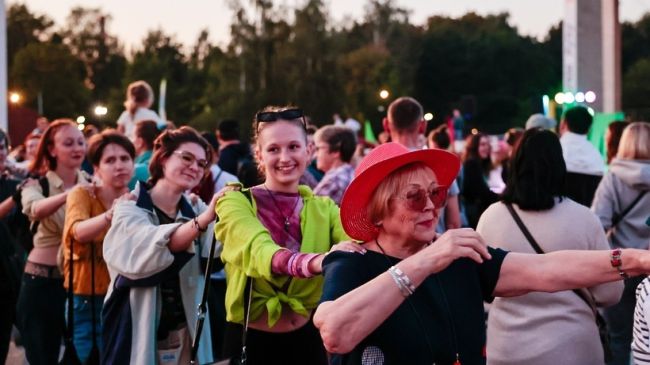 РетроПляски зажгли вечернюю площадку в Мытищах  Несколько поколений мытищинцев, в том числе и в ярких..