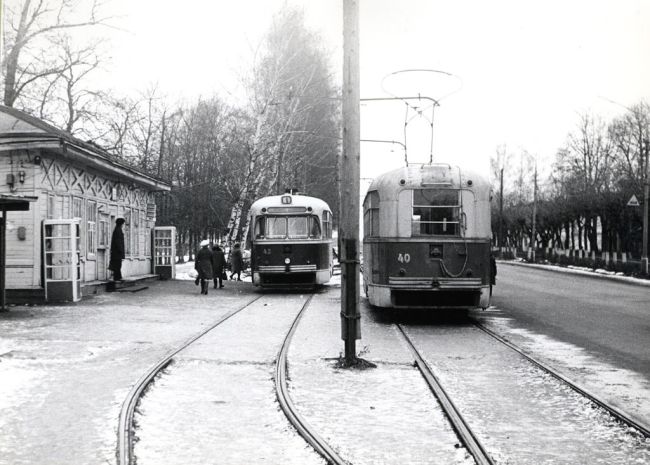 👉️ Вот так раньше клали плитку на тротуаре.
Не на века, но надолго.
Истомкино, 1928..