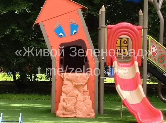 🤨В корпусе 458 появилась детская площадка, которая вызвала у нас недоумение и даже возмущение. Возникает..