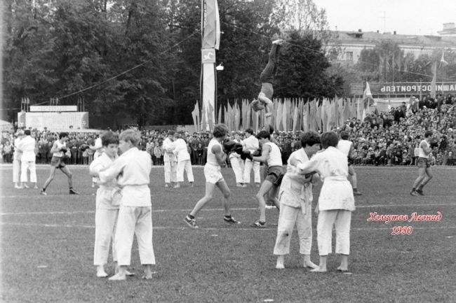 ДЕНЬ ГОРОДА В 1980 ГОДУ
Балашихе 150 лет. Стадион Машиностроитель.
Фото Леонид..