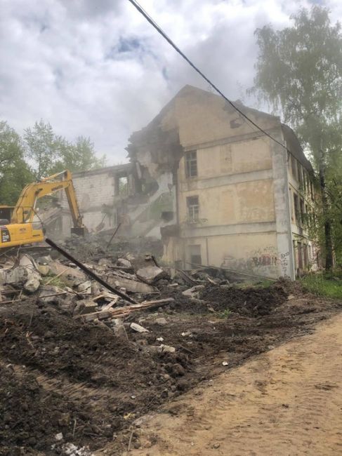 В Подольске снесли аварийный дом на улице Плещеевской.  Трехэтажный жилой дом № 46 на улице Плещеевской..