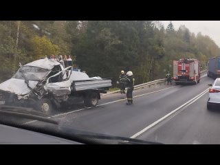 Только что на бетонке А-108 недалеко от Торбеевки. В результате ДТП водителя зажало, баллоны шипят, видимо..