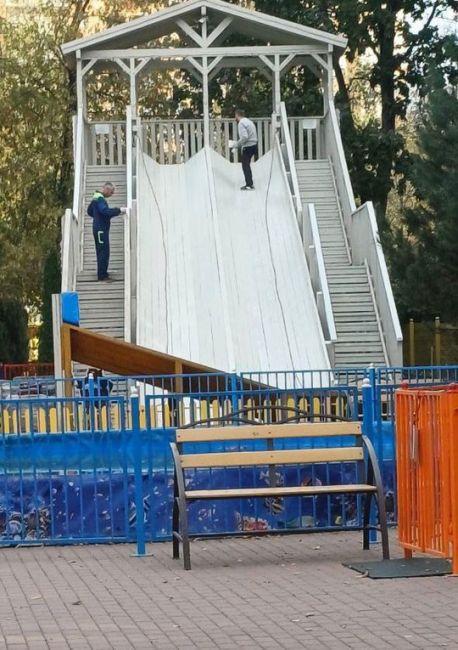 Горку в Наташинском парке готовят к зимнему..