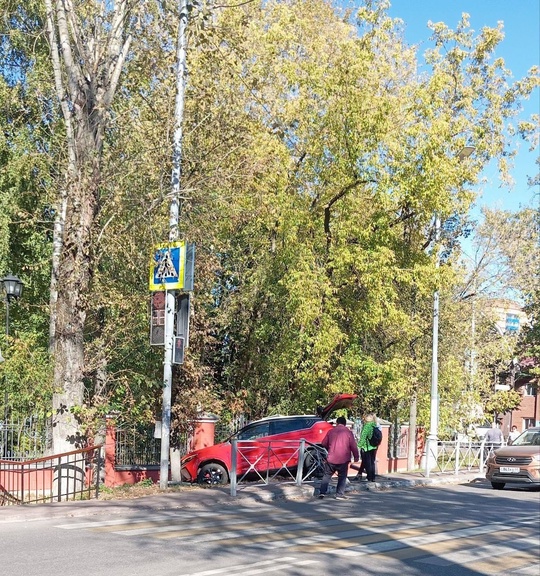 ДТП на Сходне: водитель не справилась с управлением и вылетела в забор, пострадавших..